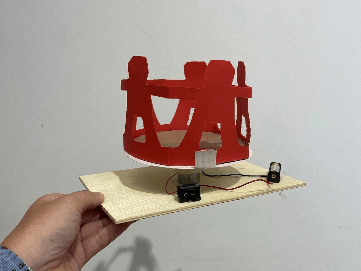 Kreativ gestaltetes Mini-Karussell mit bunten Farben und individuellen Motiven aus dem Workshop im M7 Atelier.