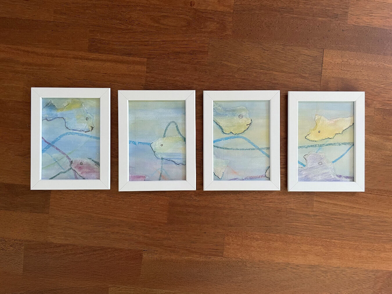 Farbenfrohes Kunstwerk mit kreativen Farbflächen und fantasievollen Motiven aus dem Workshop „Meine Lieblingsfarben gehen auf Reisen“.