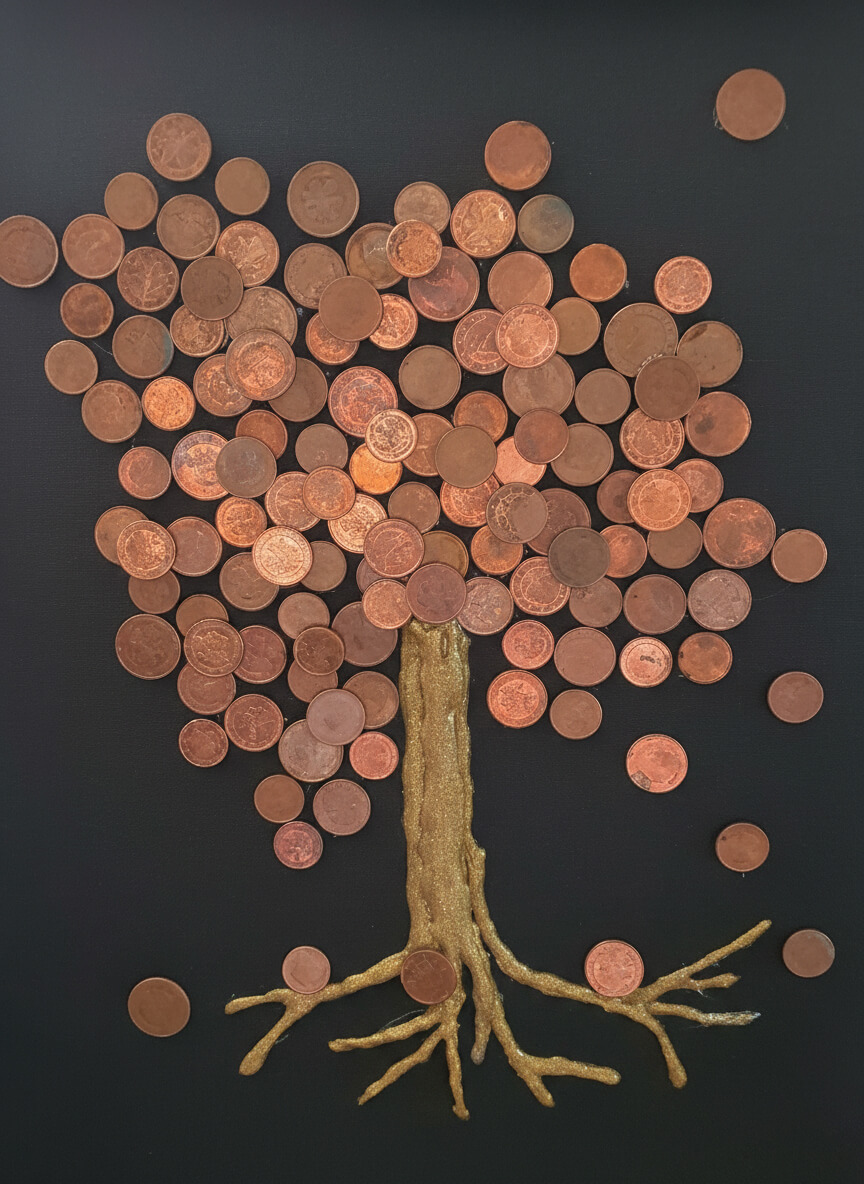 Fantasievolles Kunstwerk mit Abdrücken und Mustern aus Münzen verschiedener Länder, gestaltet im M7 Kreativworkshop