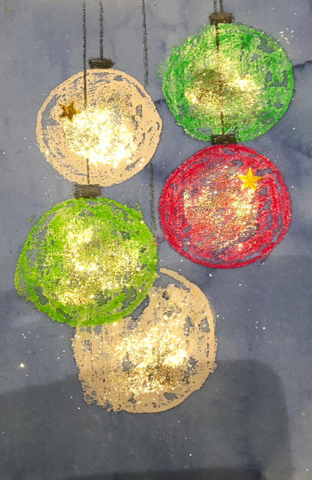 Weihnachtsbilder-Workshop im M7: Mit Wachskreiden, Tinte und Glitzer entstehen leuchtende Kunstwerke mit festlichem Flair.